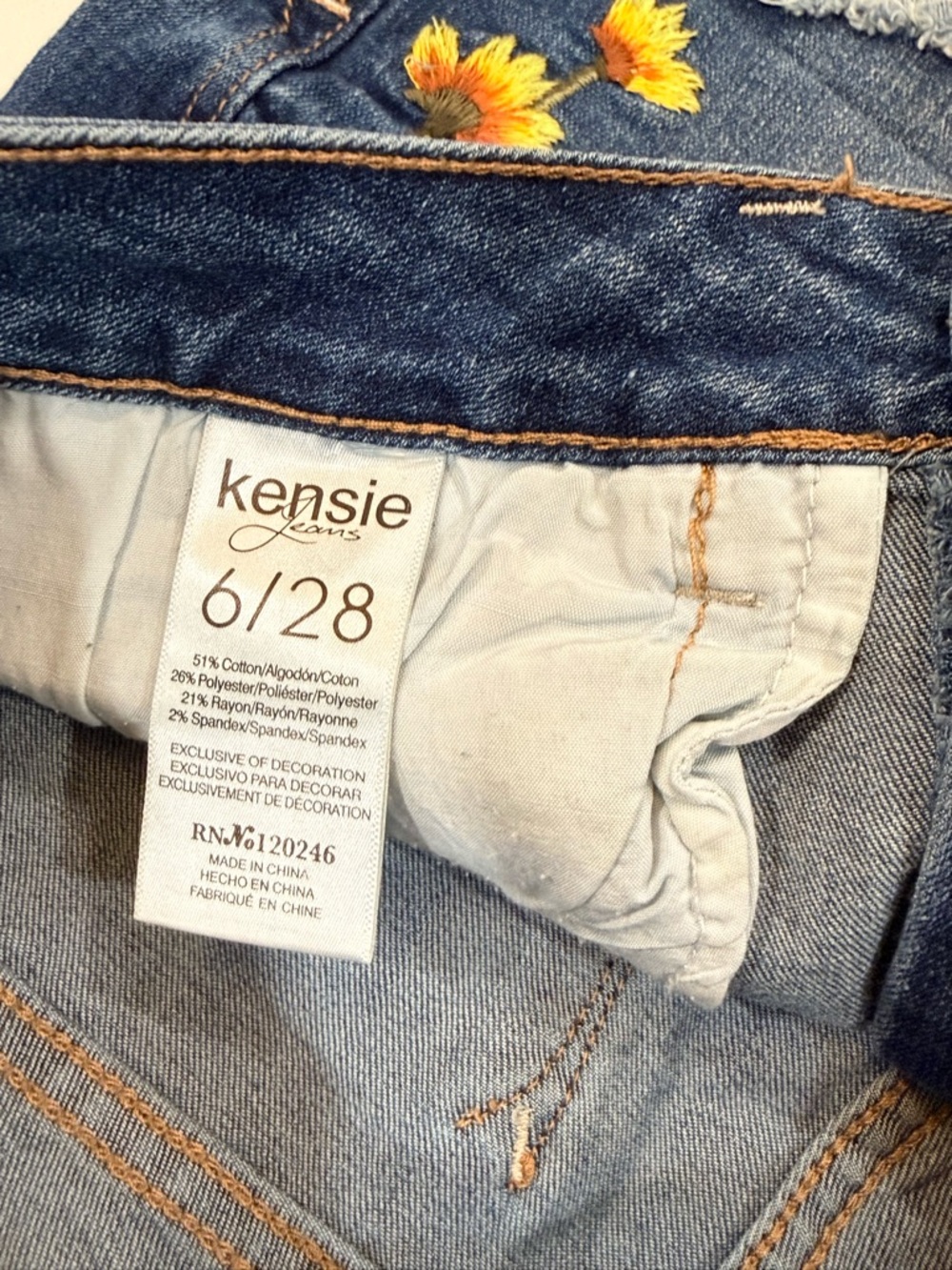 Kensie Denim Shorts Floral Embroidered Sunflower Raw Hem Size 6 28 - Picture 5 of 12